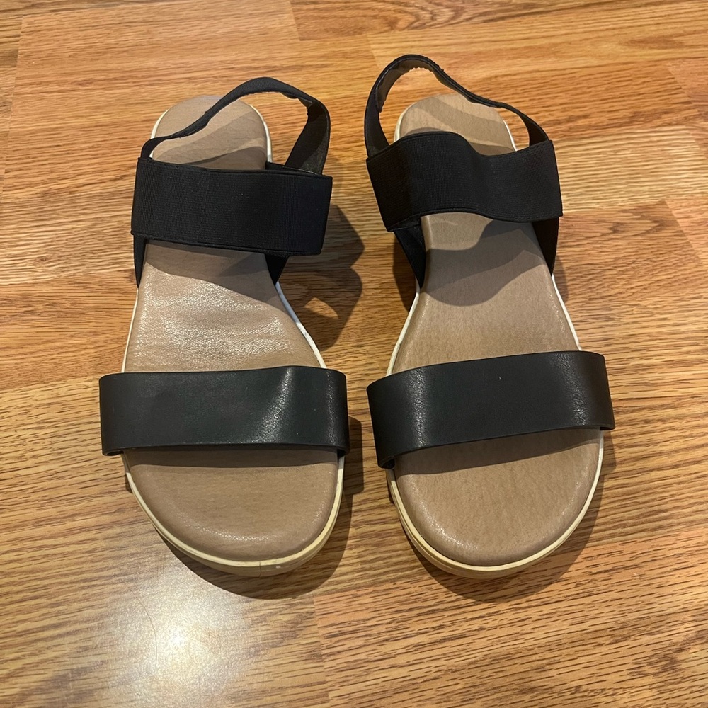 XOXO Black and Tan Women's Sandals